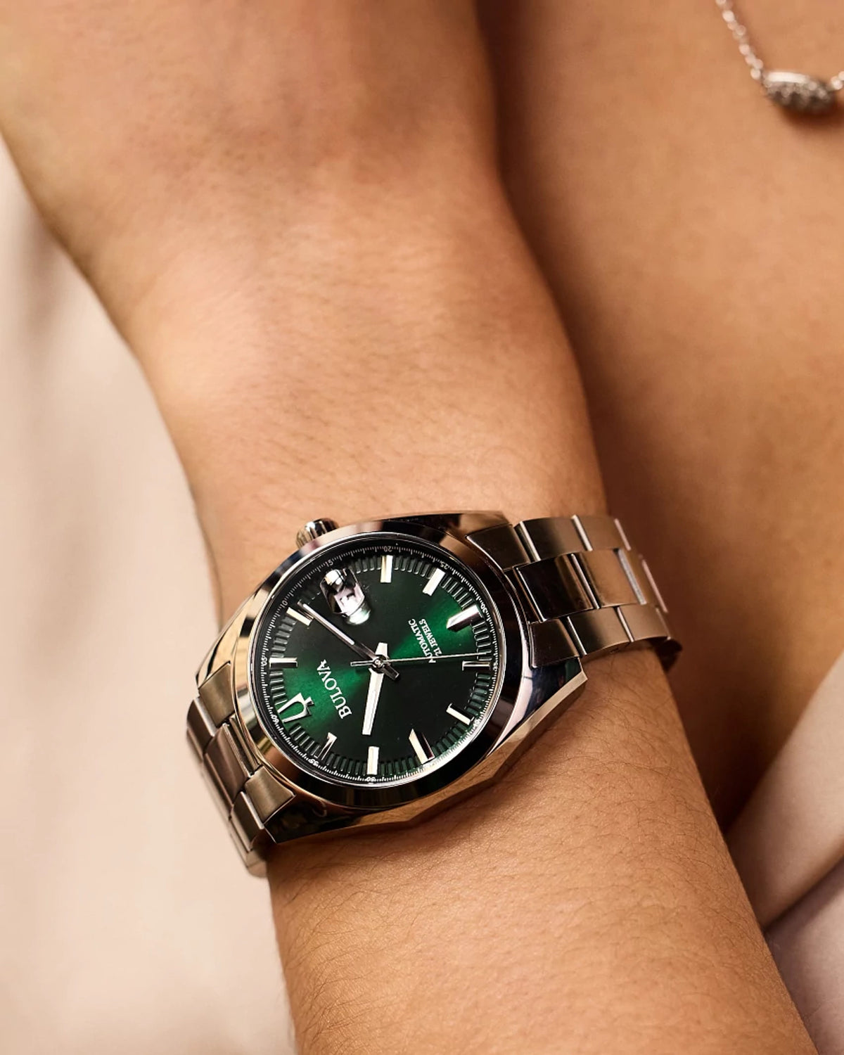 Bulova Surveyor 96B429 — detail view — Bulova at MEDIUM