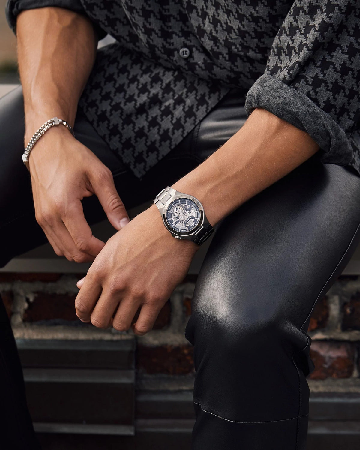 Bulova Maquina 98A179 — detail view — Bulova at MEDIUM