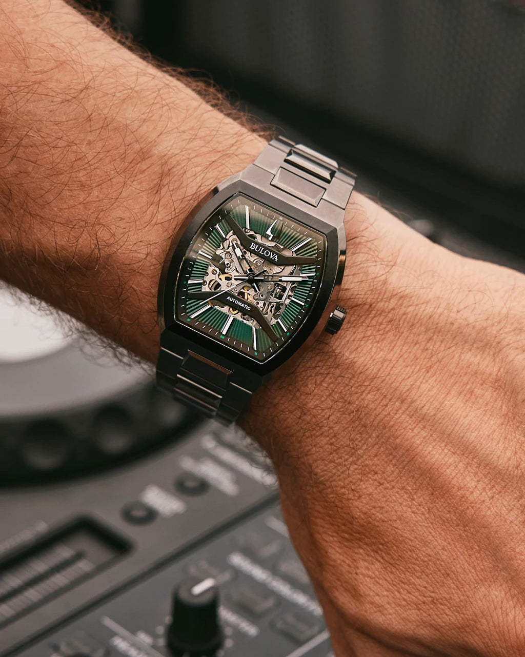 Bulova Maquina 98A321 — detail view — Bulova at MEDIUM